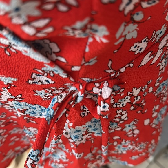 2/$25 Monteau floral Blouse - Picture 5 of 6